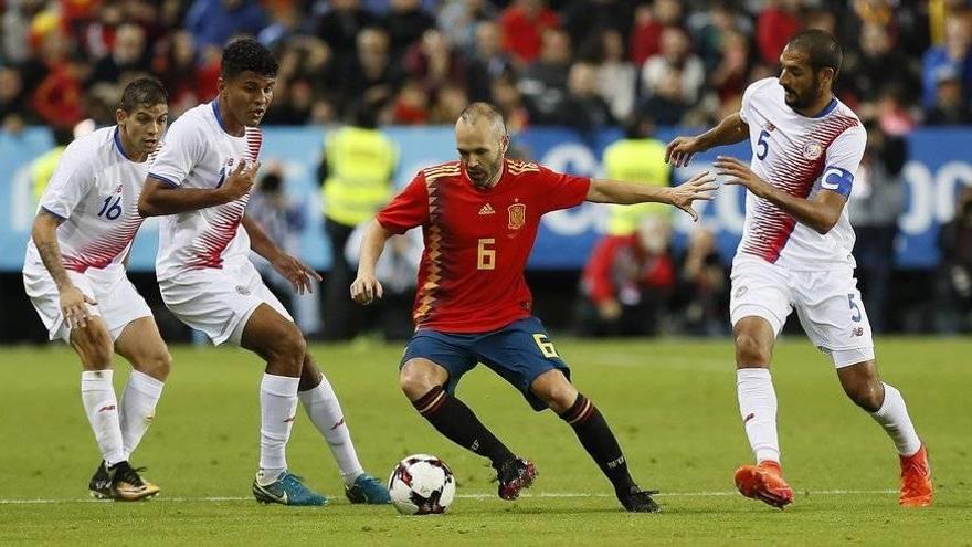 Iniesta controla el balón entre (i-d) Cristien Gamboa, Johan Venegas y Celso Borges, de Costa Rica.