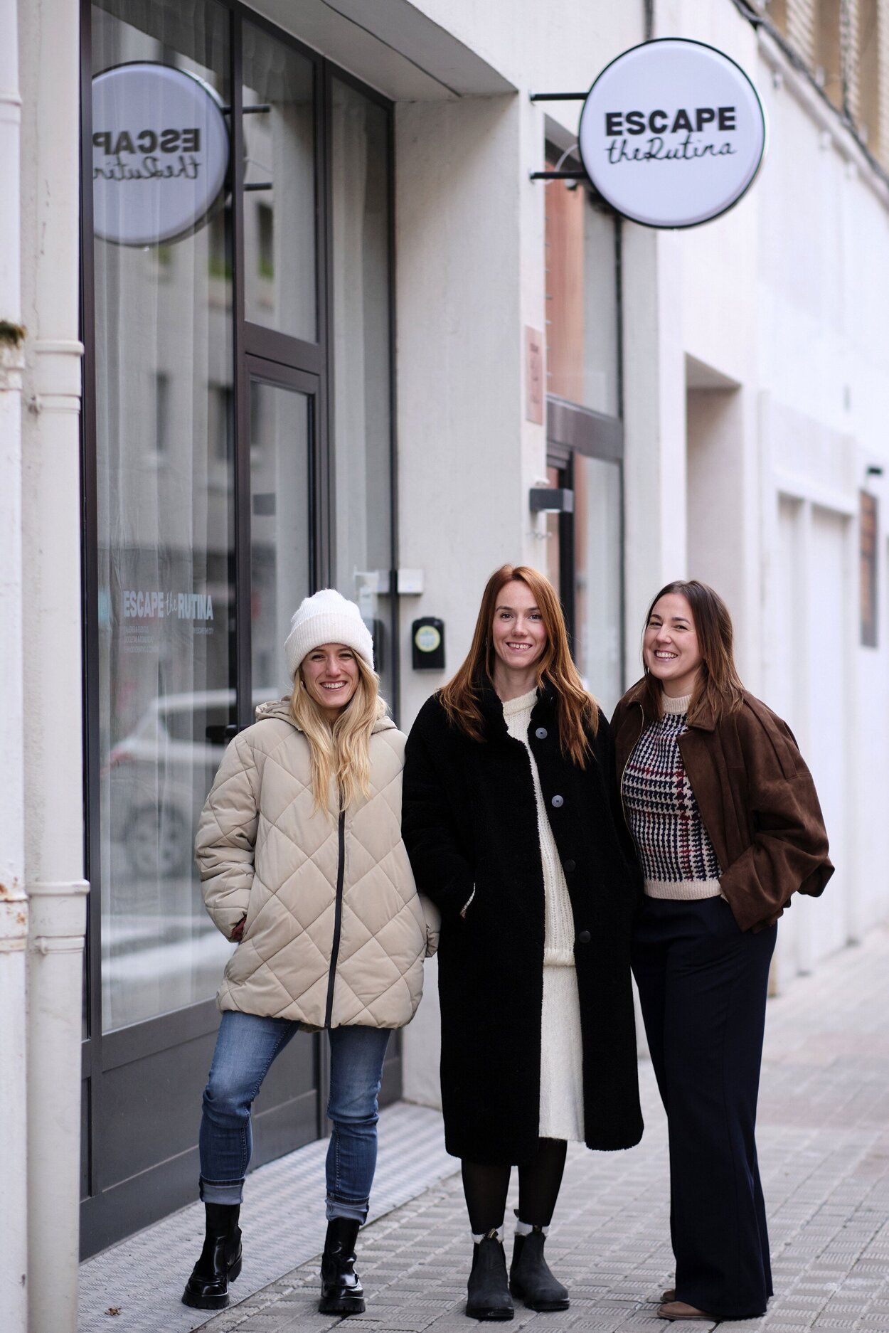 Lucía Idoate, Ane Fernández y Saray Pérez, junto al local Escape The Rutina, sede este domingo de su original iniciativa.