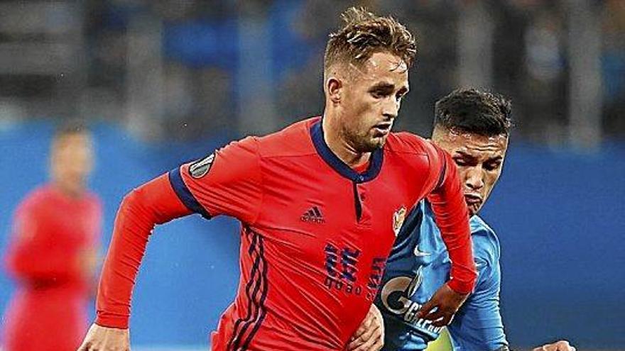 Januzaj y el central ya tocan balón