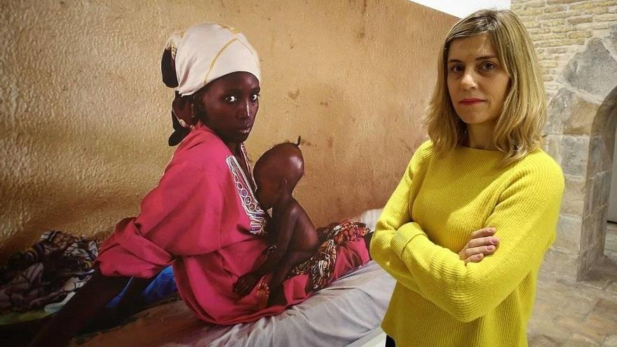 La aragonesa Judith Prat, ante una de sus imágenes que retrata a una adolescente recién liberada de su secuestro a manos del grupo Boko Haram.