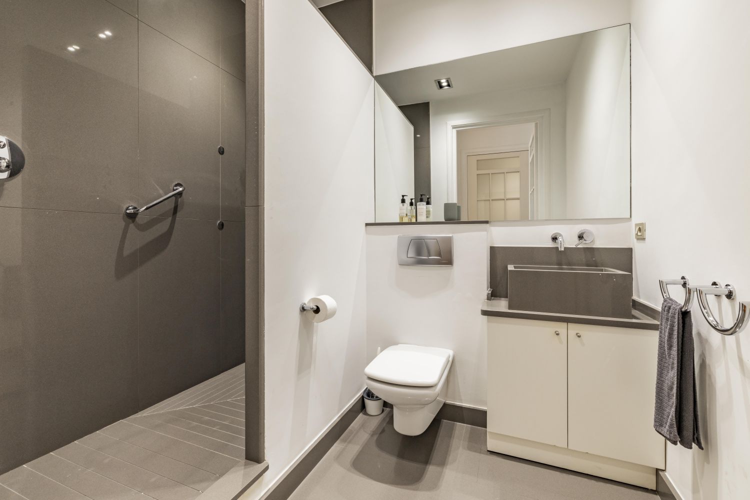 Magnífica propiedad en venta ubicada en un edificio señorial, situada en una de las zonas más elegantes del céntrico barrio de Gros