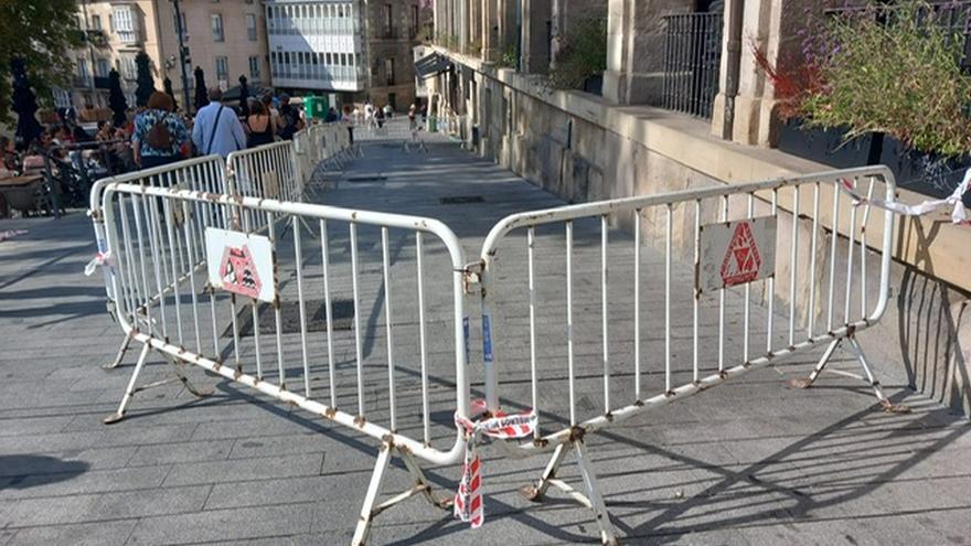 Parte de una cornisa se desprende de un edificio en Los Arquillos en pleno Mercado Medieval de Vitoria