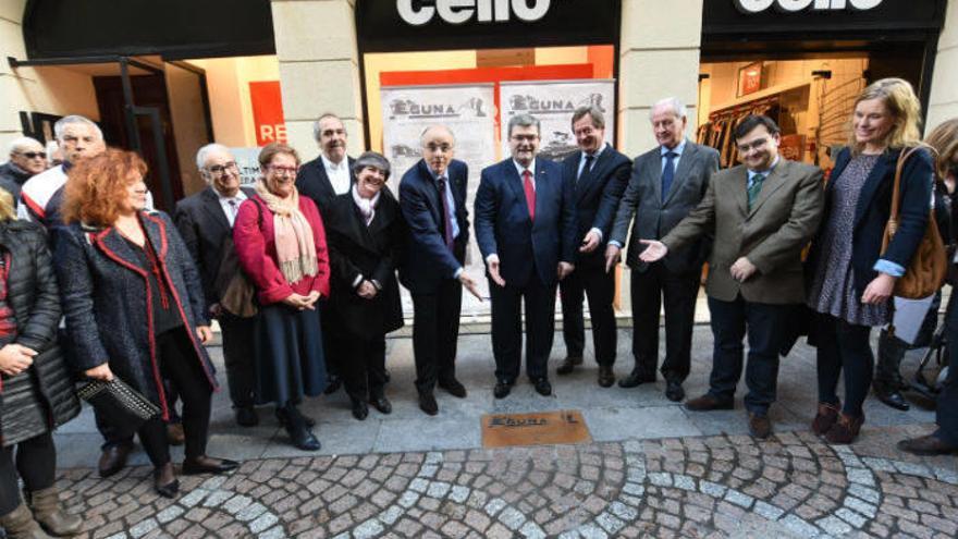 Andrés Urrutia, el alcalde Aburto, el consejero Bingen Zupiria, Juan Mari Atutxa e Iñaki González señalan la placa.
