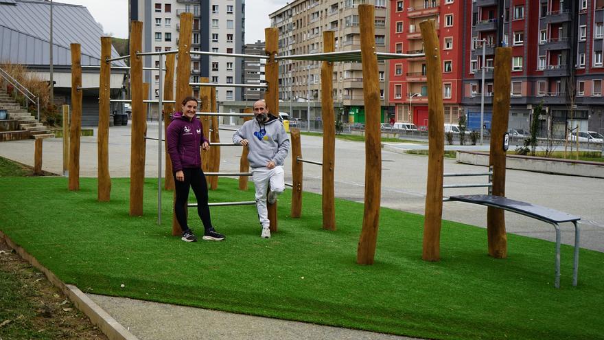 Una orientadora acercará el parque de calistenia de Pasai Antxo a la ciudadanía