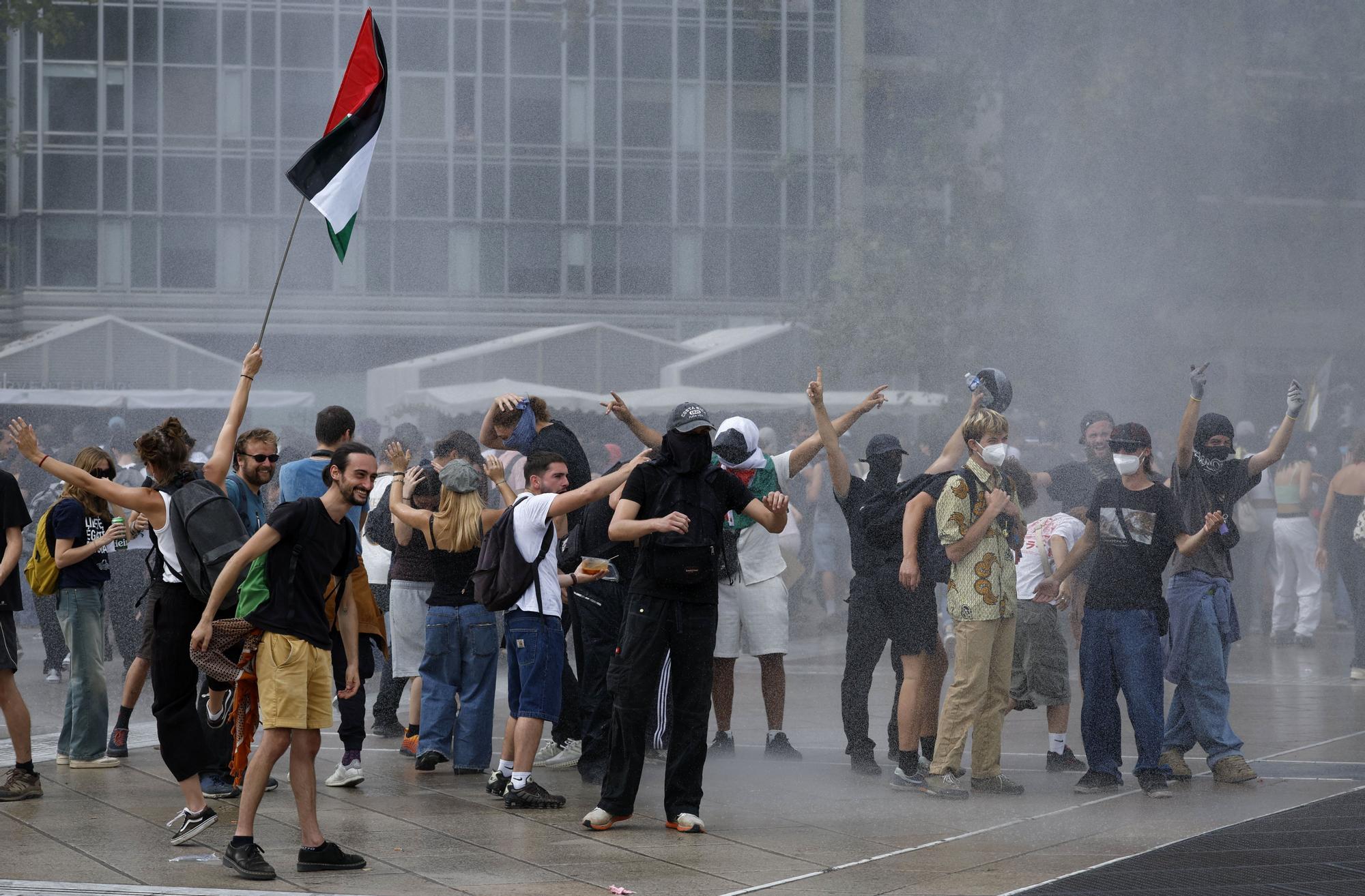 Casi 300 detenidos en una jornada de movilizaciones y bloqueos en Francia