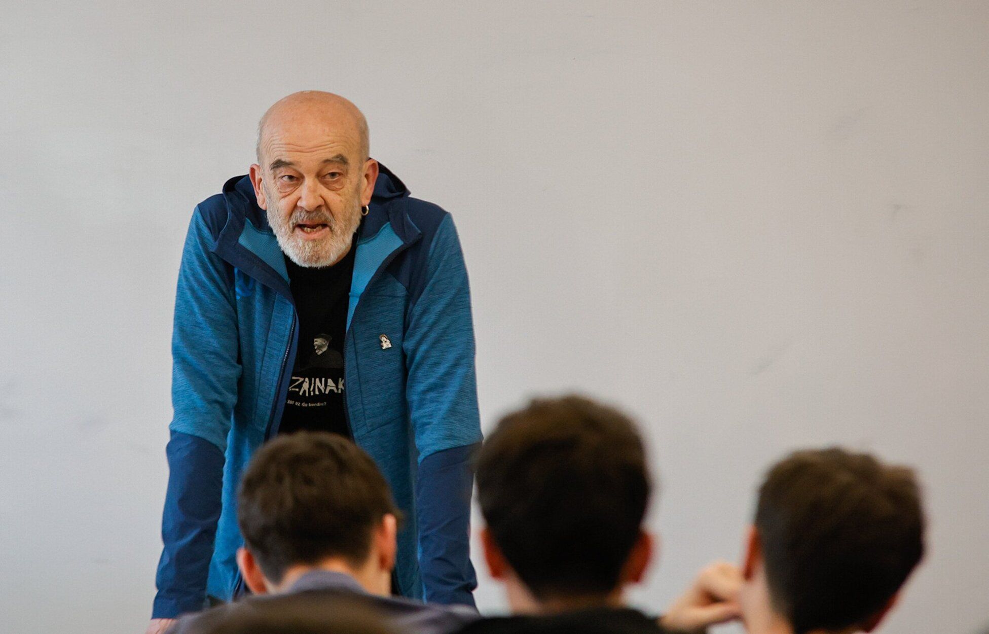 Eneko Etxeberria, hermano de &#039;Naparra&#039;, durante su charla con alumnos de 2º de Bachillerato de Jesuitas. Fue en marzo de 2024.