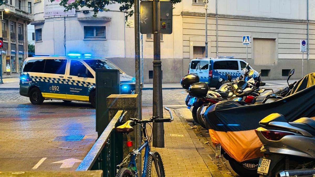 Vehículos de Policía Municipal, junto a la cuesta del Labrit.