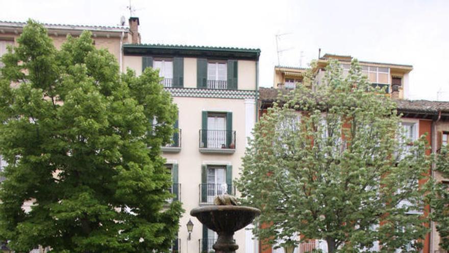 Varios de los estelleses que formaron el primer grupo infantil de dantzaris y que actuaron hace hoy 50 años. De izquierda a derecha, Patxi Aguirre, Gloria Erdozáin, Ana Arnedillo, Tito Sánchez ( que fue su profesor), Mª Jesús Legaria, Juan Jesús Sánchez,