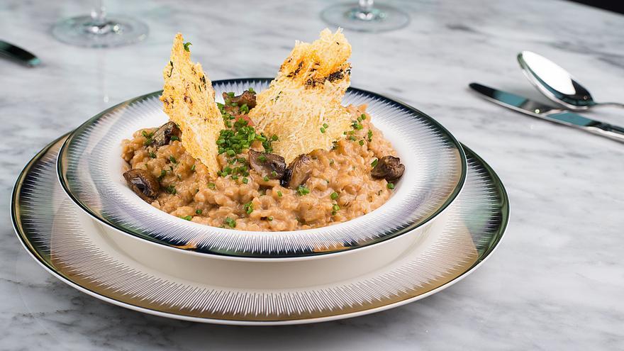 Un risotto de setas con crujiente de queso Manchego para chuparse los dedos