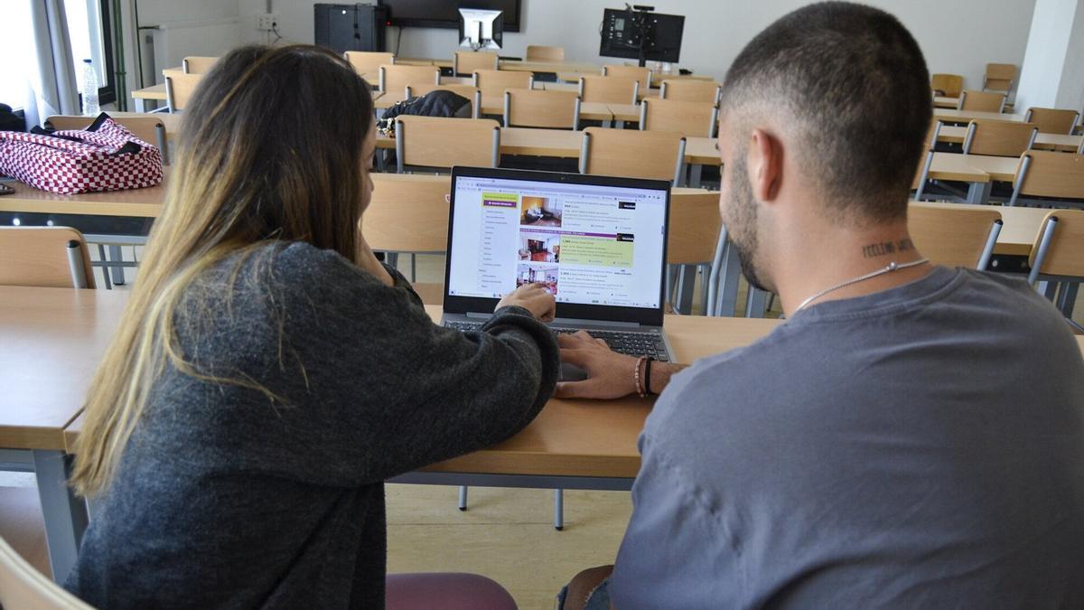 Dos estudiantes buscan piso de alquiler en una web especializada.
