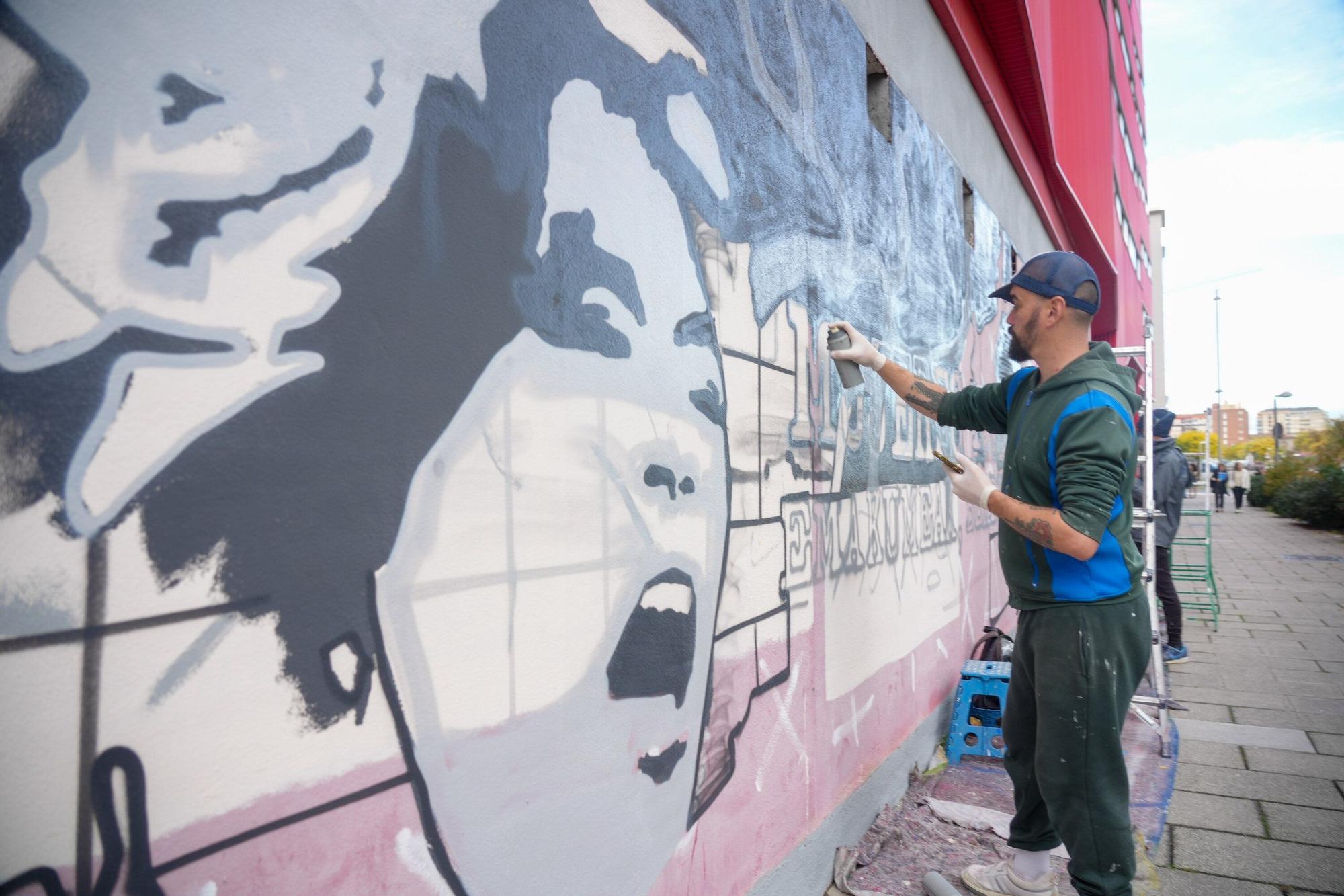 En imágenes: 50 años de libertad y democracia en murales