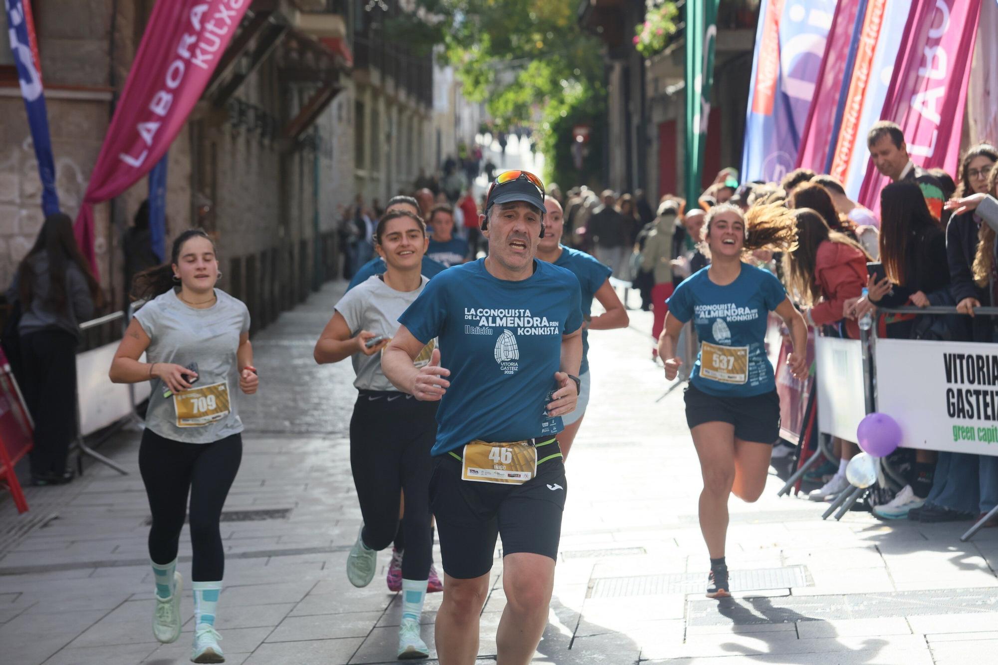 En imágenes: Miles de personas participan en La Conquista de la Almendra