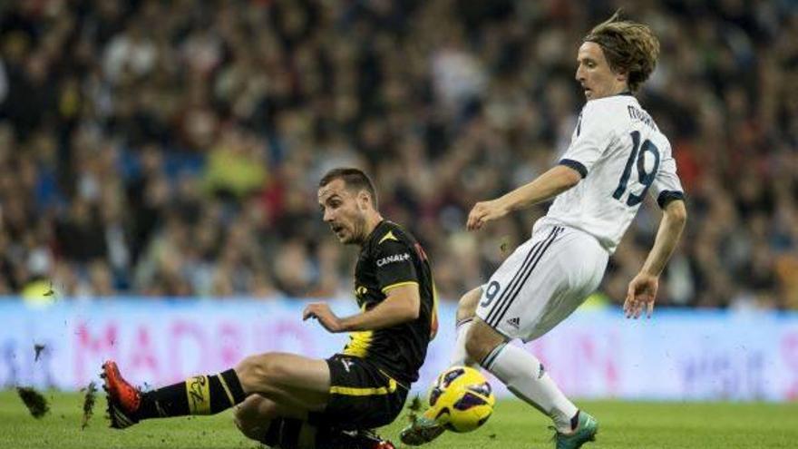 Los blancos ganan con excesiva holgura un mal partido