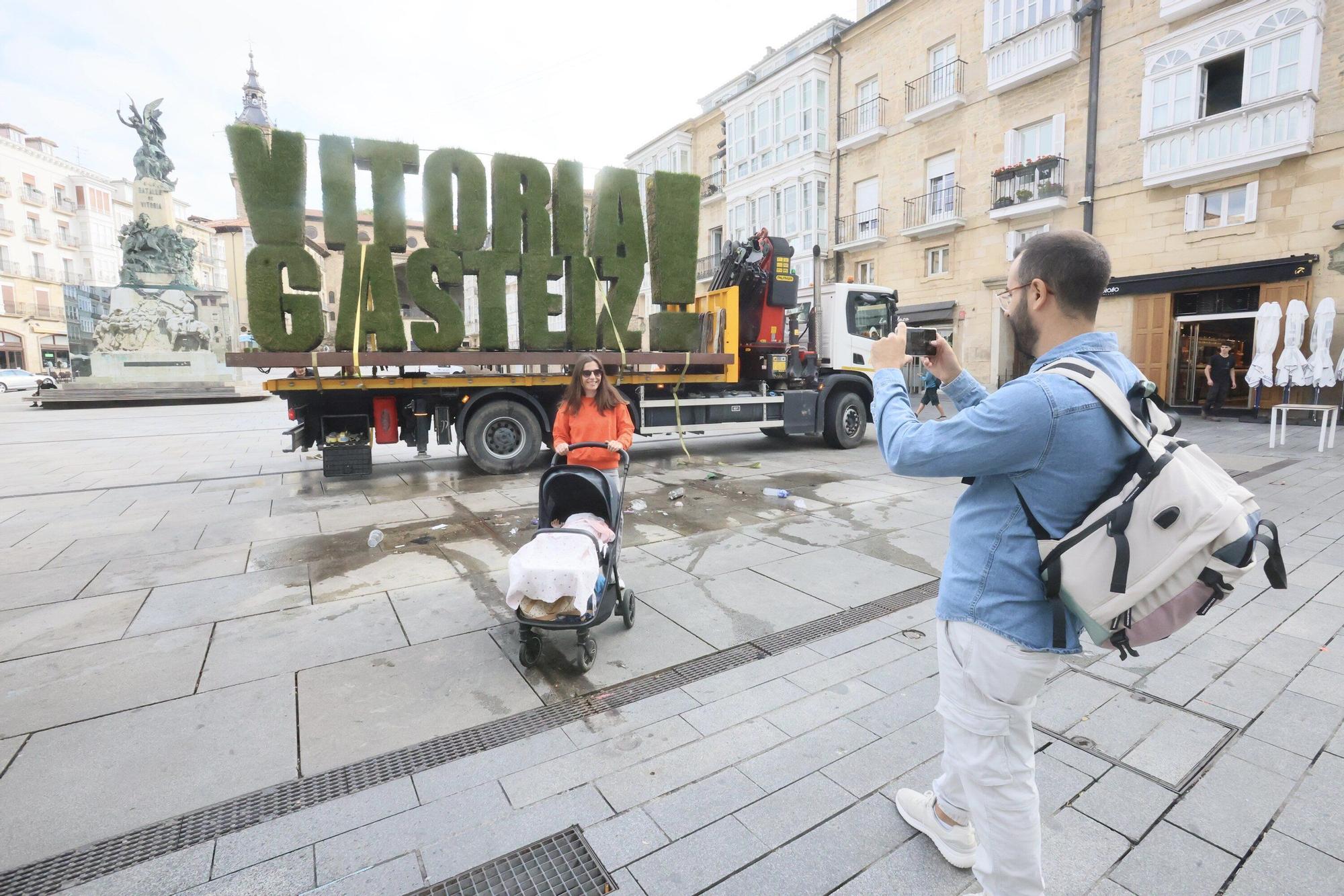 Retirada estatua vegetal de la Virgen Blanca con motivo de las fiestas de Vitora-Gasteiz
