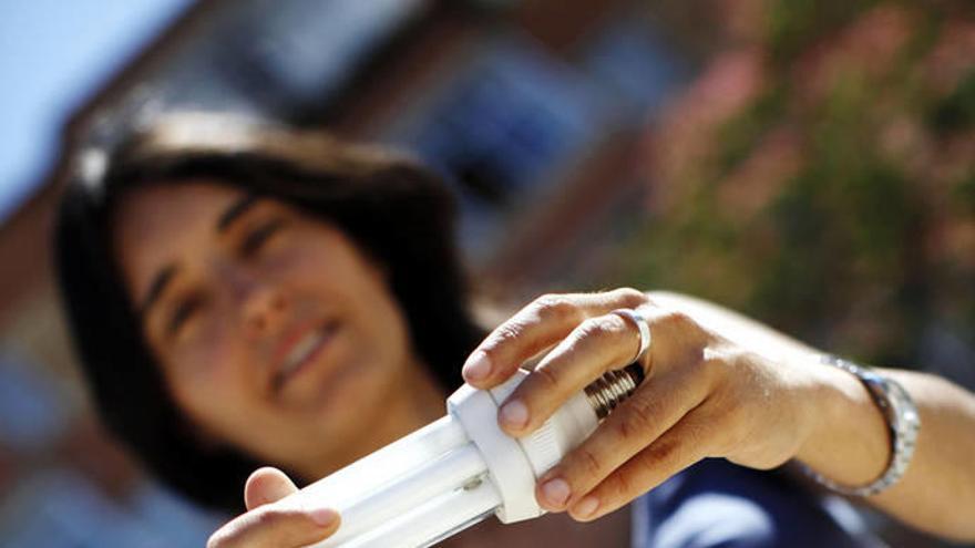 Monika Usanos sujeta una bombilla de bajo consumo.