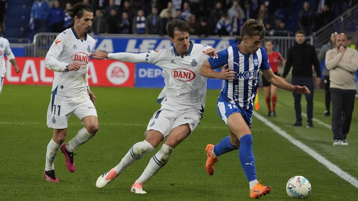 Ibáñez protege el esférico ante la presión del vitoriano González de Zarate en el último duelo liguero.