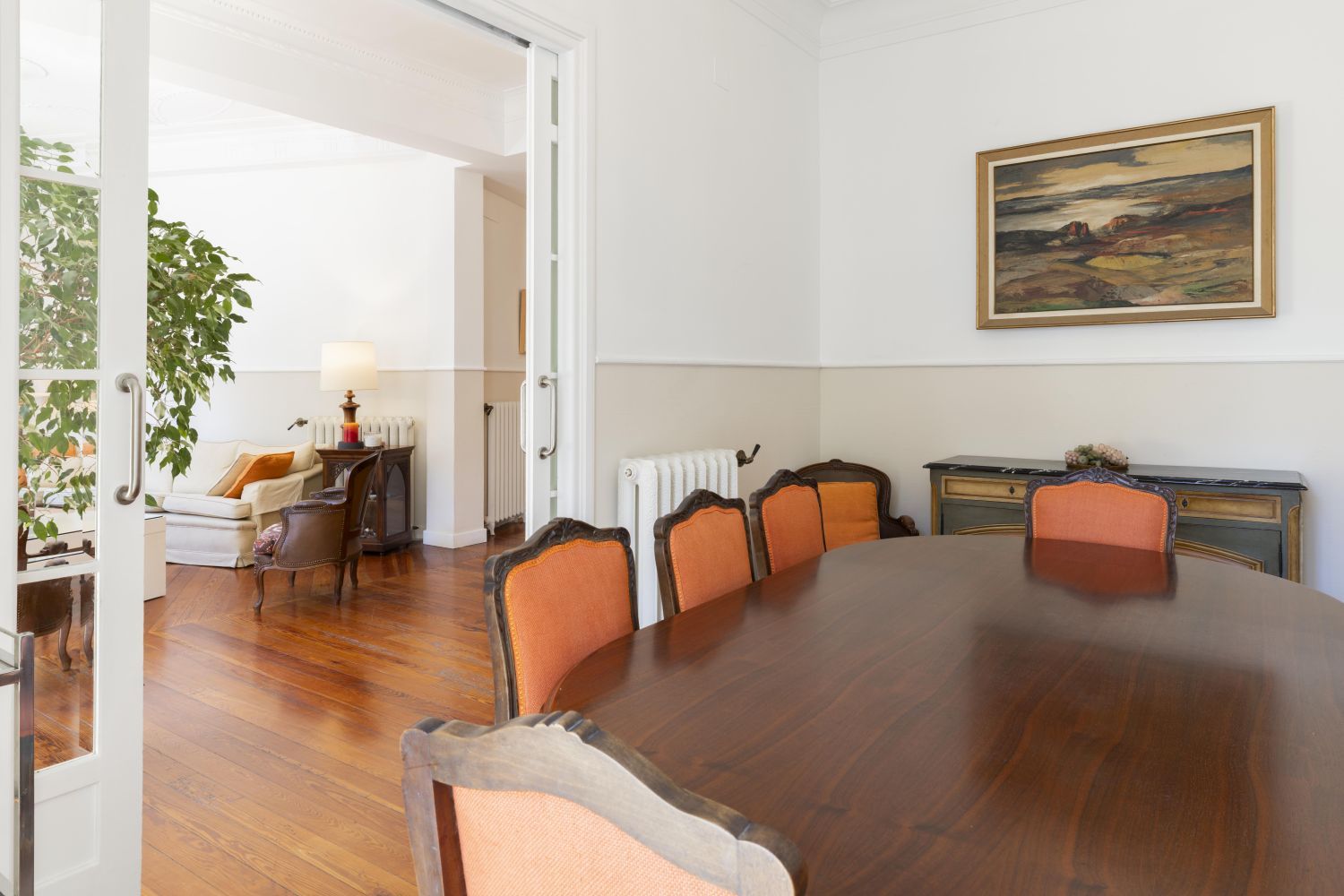 Magnífica propiedad en venta ubicada en un edificio señorial, situada en una de las zonas más elegantes del céntrico barrio de Gros