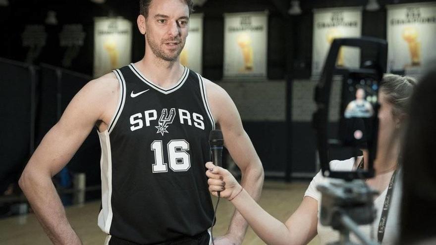 Pau Gasol, hablando con una periodista en el día de los medios de los Spurs.