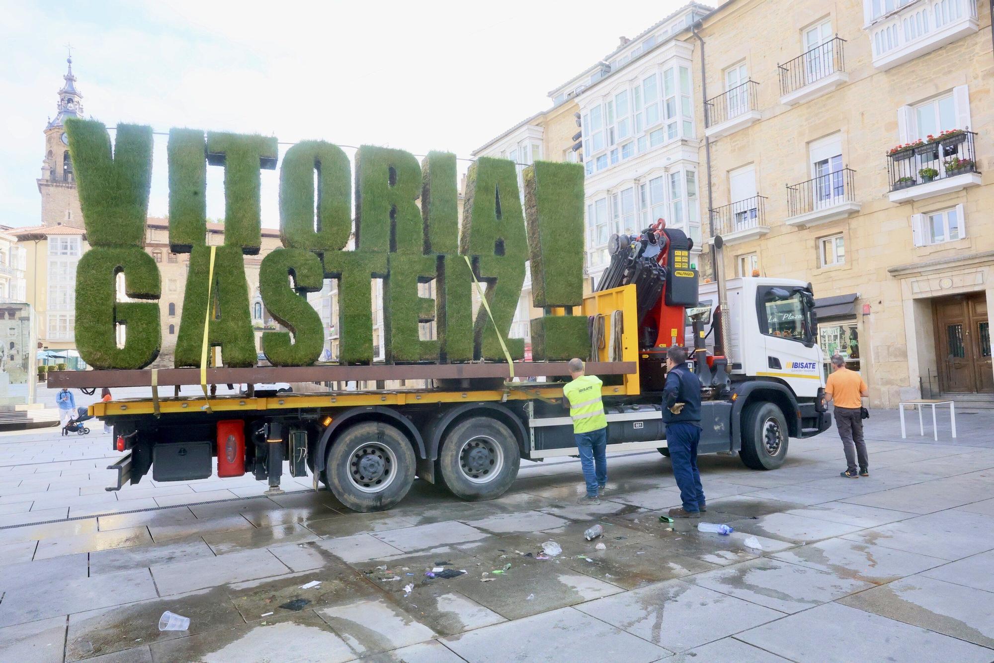Retirada estatua vegetal de la Virgen Blanca con motivo de las fiestas de Vitora-Gasteiz