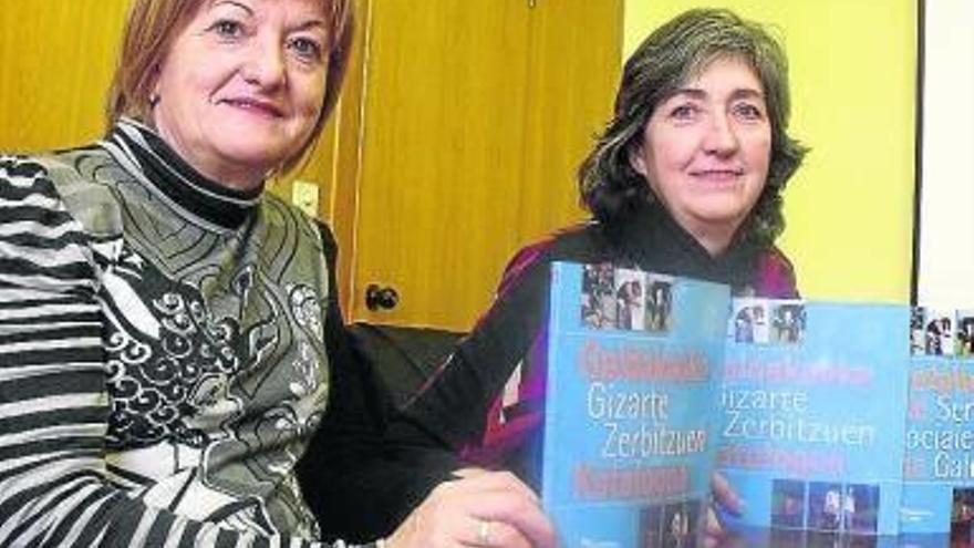 La técnico de Acción Social, Idoia Martínez, con la concejala.
