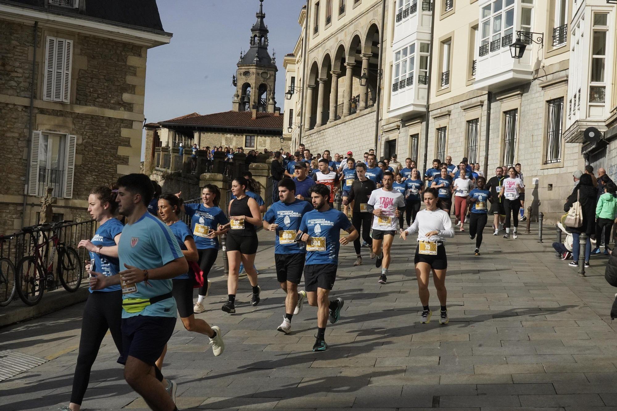 En imágenes: Miles de personas conquistan la Almendra de Gasteiz