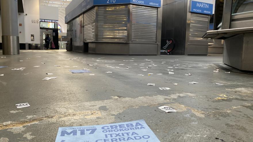 Entre pedidos y cierres metálicos: los comerciantes del Mercado de La Ribera ante la huelga general