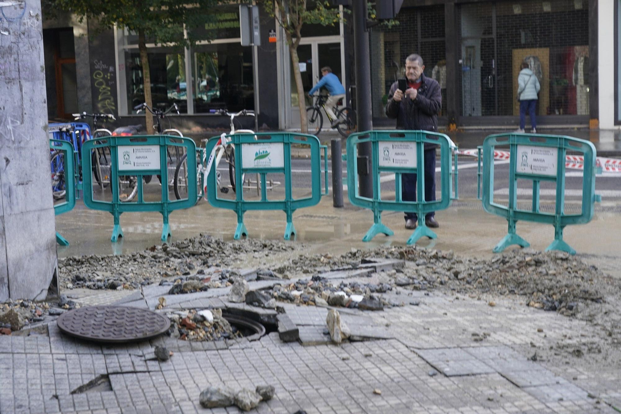 Rotura de la tubería de abastecimiento de agua en el cruce Basoa-Plaza de la Constitución.