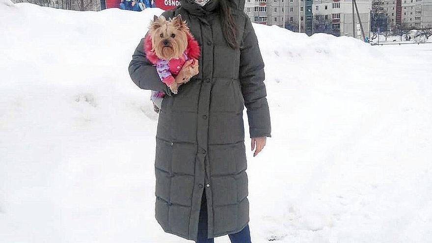 Victoria Paranomova, con su perro en la ciudad de Chernígov.