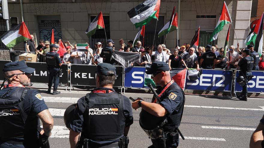 La crono de Valladolid de la Vuelta se inicia sin &quot;incidencias de relevancia&quot;, pero preocupan los &quot;radicales libres&quot;