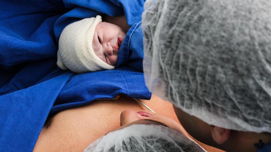 Un estudio confirma que en la reproducción asistida también nacen más niños que niñas