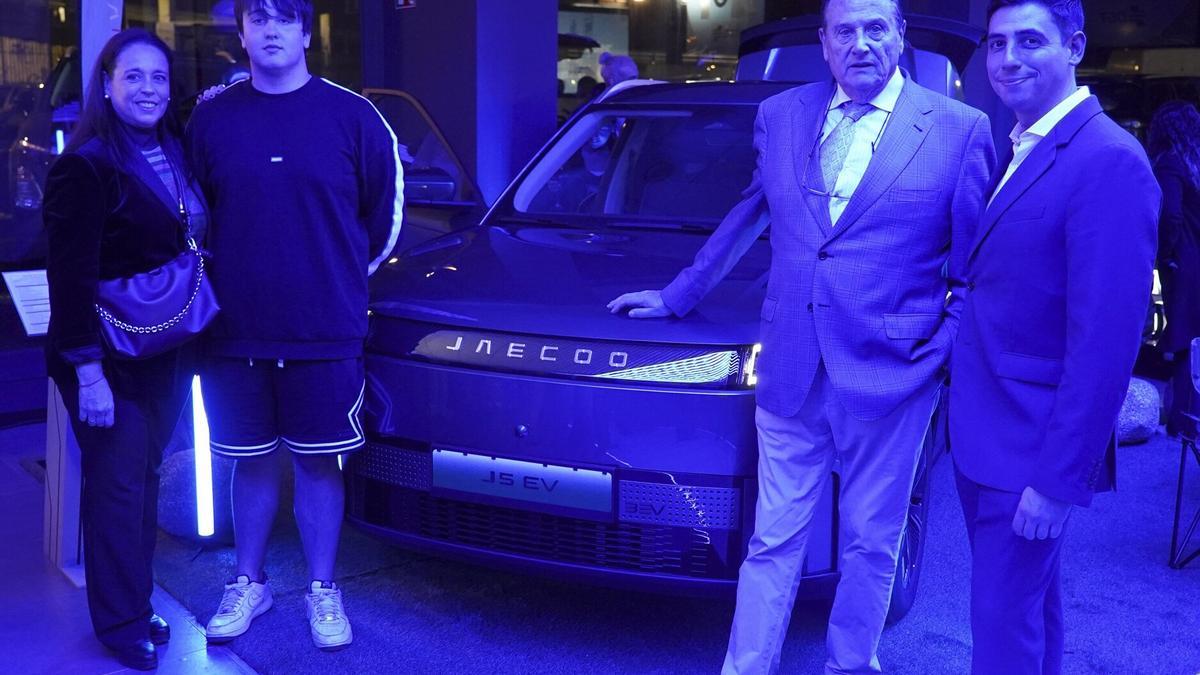 Luis Uriona junto a su familia y el delegado de la marca Yago Nuñez