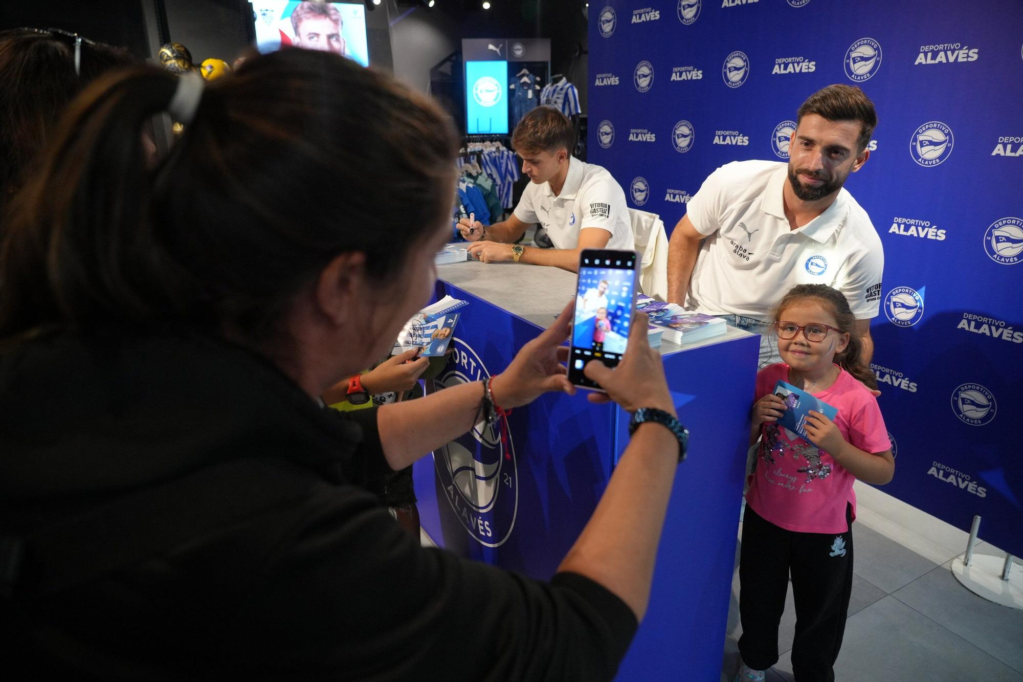 En imágenes: Firma de autógrafos para desbordar Vitoria-Gasteiz de ilusión albiazul