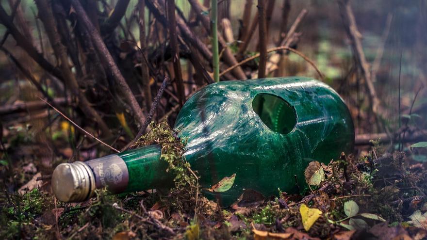 Agrede a un joven con un cuchillo y una botella de cristal rota en Erandio