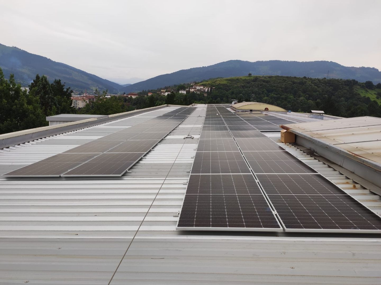 Placas solares en el tejado de Laudio Ikastola