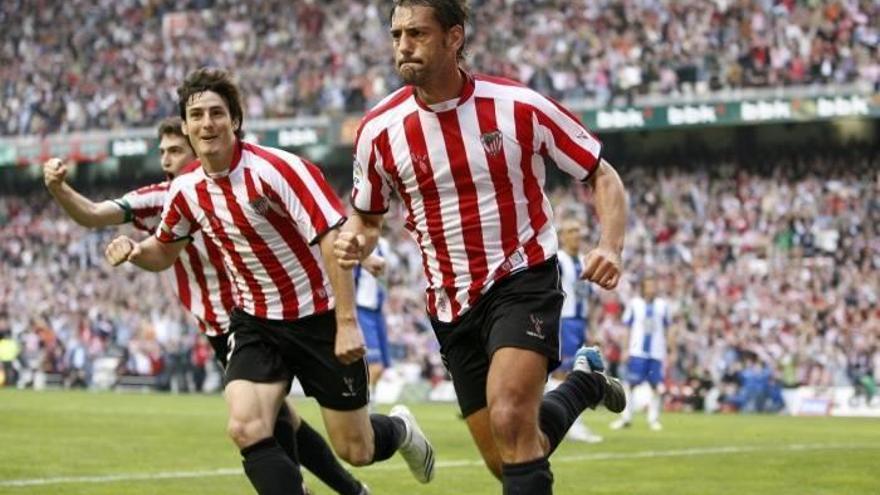 Urzaiz y Aduriz celebran un gol como delanteros del Athletic.