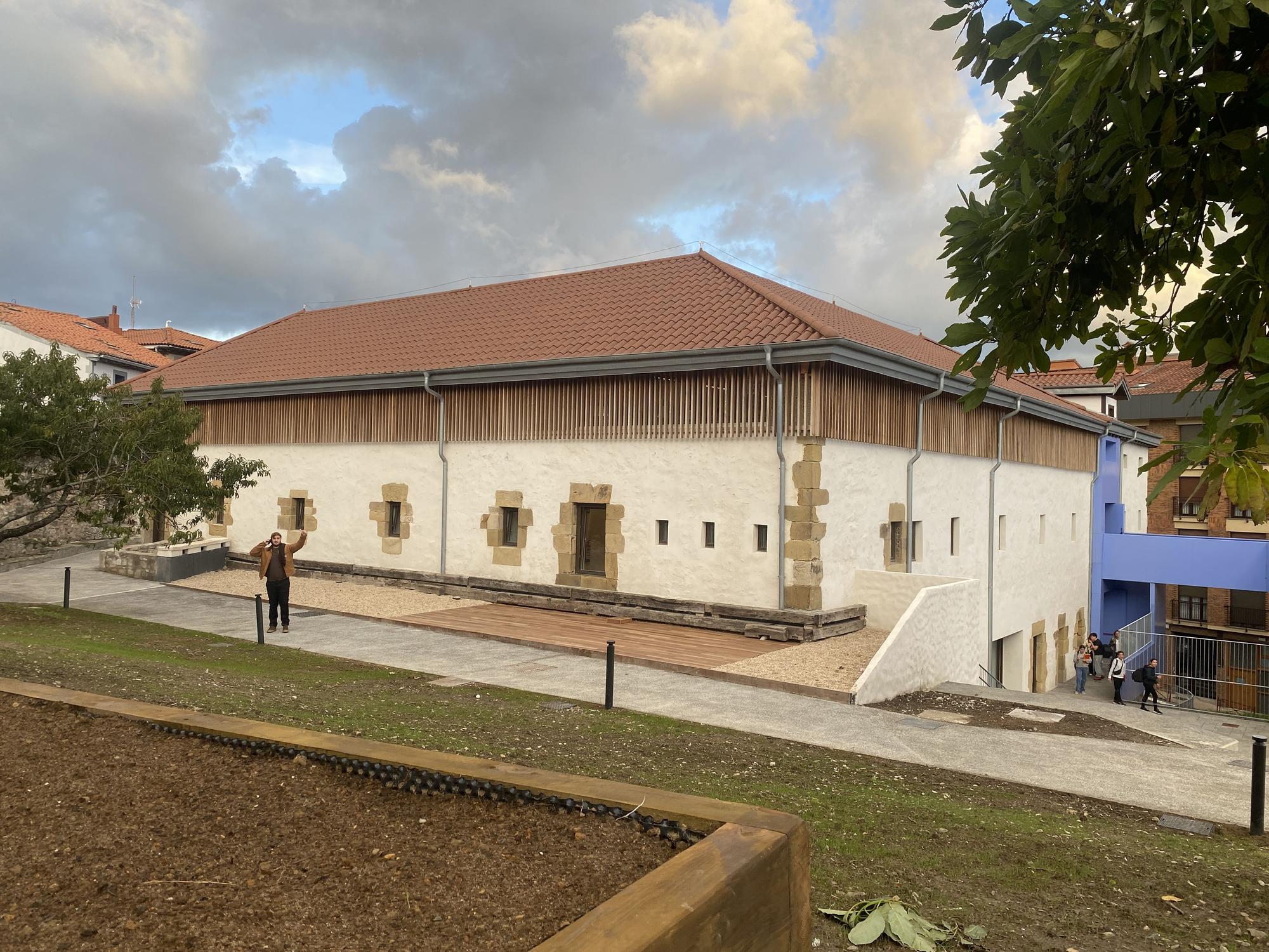 Imágenes de la inauguración de la nueva Casa de Cultura de Zumaia, con detalles del patrimonio conservado y la participación de la gente que acudió a la inauguración.