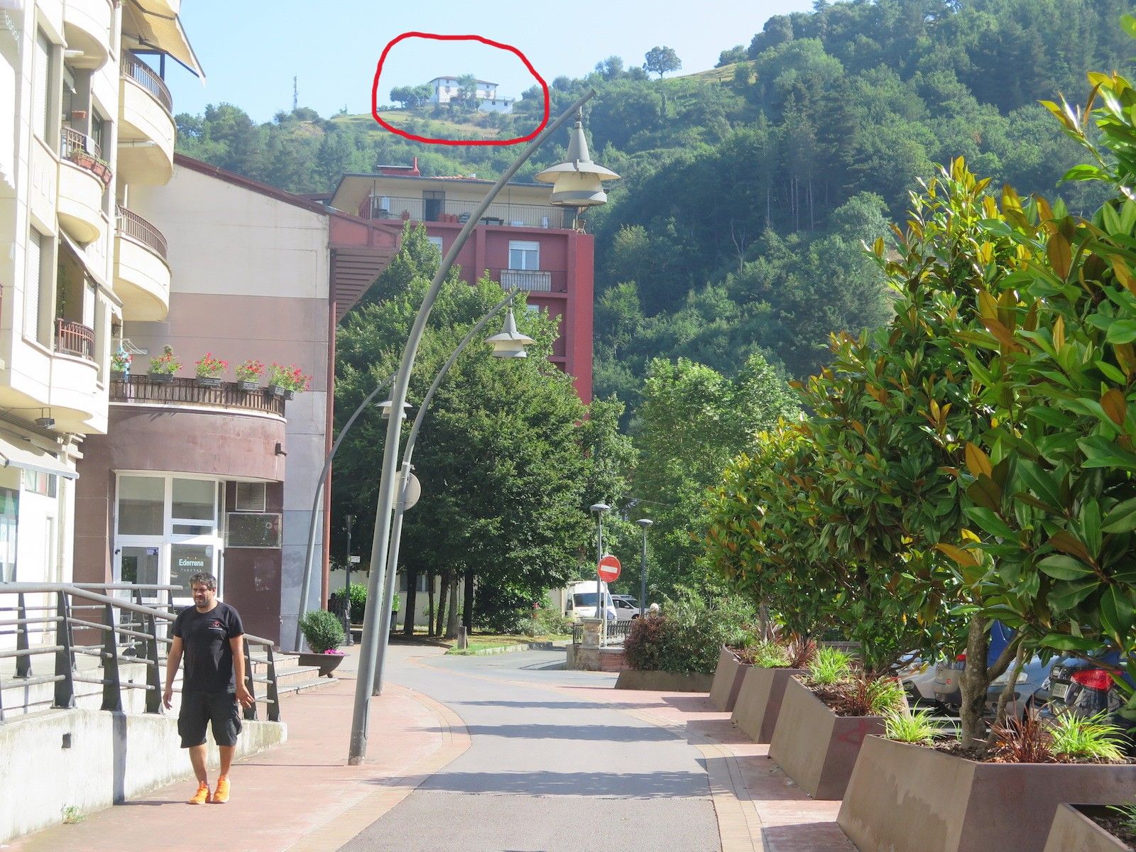 El frontón de Urretxu, con Aizpuru al fondo.