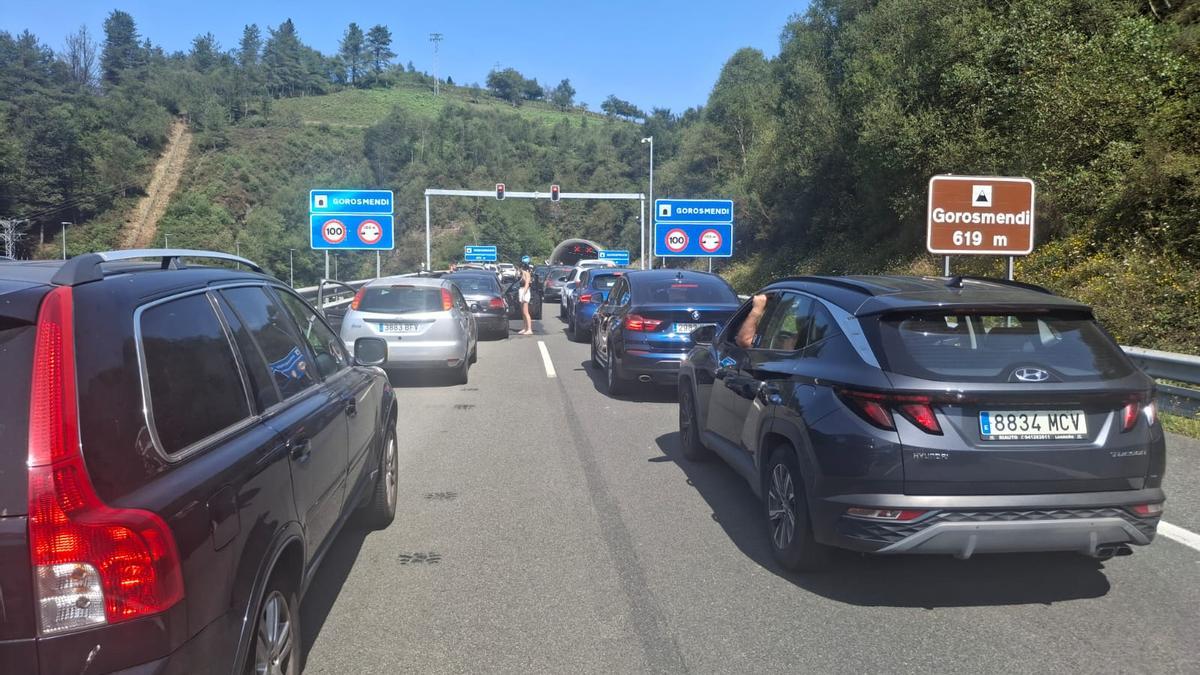 Imagen de la retención de este domingo por la mañana en la A-15 en dirección Donostia-San Sebastián, en Gorosmendi.