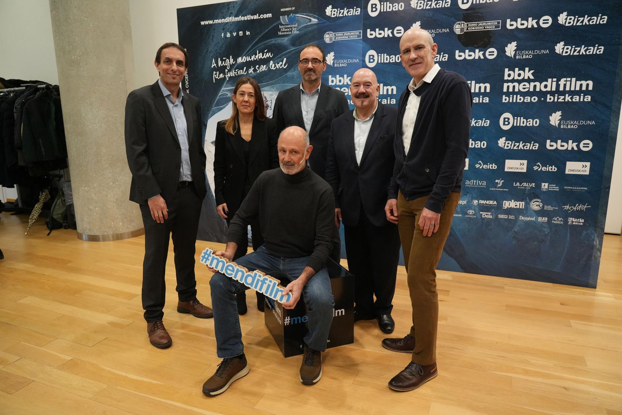 Ibon Mujika, director gerente de DEIA, con Nora Sarasola, directora de la Obra Social de la BBK; Carlos Sergio, director de Deportes de la Diputación Foral de Bizkaia; Iñigo Iturrate, director general del Palacio Euskalduna;  Joselu Blanco, director de Programación de EITB.; y, sentado, Jabier Baraiazarra, director del Mendi Film Fest.
