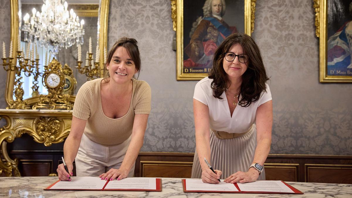 La vicepresidenta Alfaro y la vicerrectora de Estudiantes, Vida Universitaria y Compromiso Social de la UPNA, durante la firma del convenio.