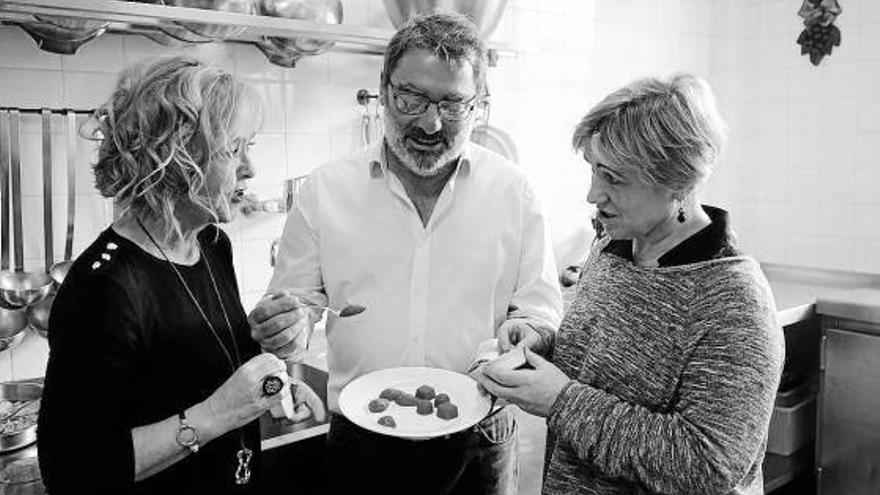 Itziar Giménez, Paco del Barrio y Marili Murgoitia prueban las fresas ‘reconstruidas’.