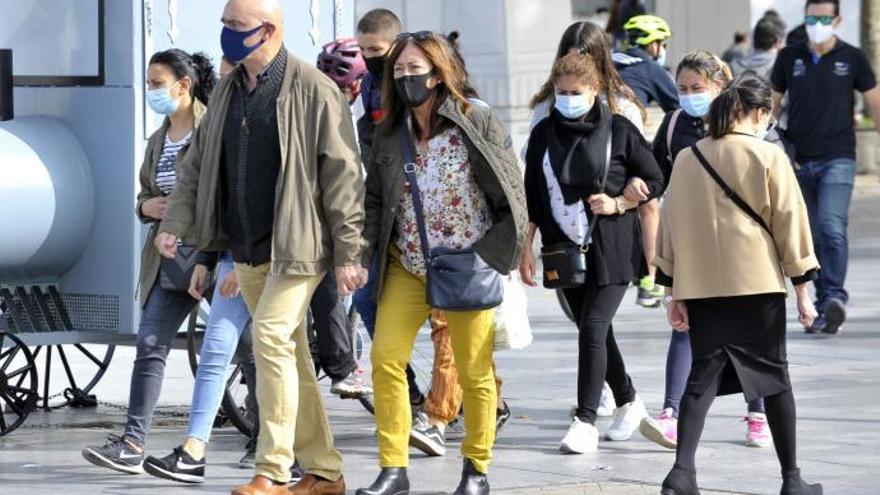 Varias personas pasean por Bilbao