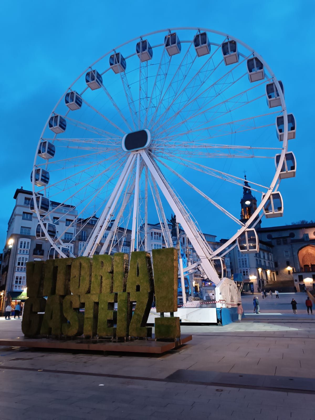 En imágenes: La noria ya está en Vitoria