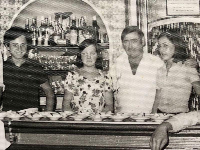 Pedro Larrañaga y Tere, Joxe y Fina Salegi, en la barra del bar.
