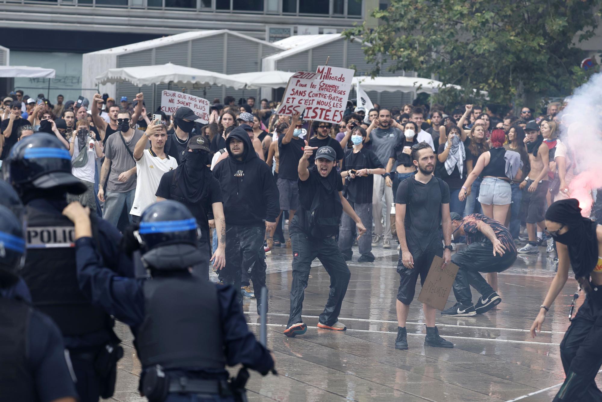 Casi 300 detenidos en una jornada de movilizaciones y bloqueos en Francia