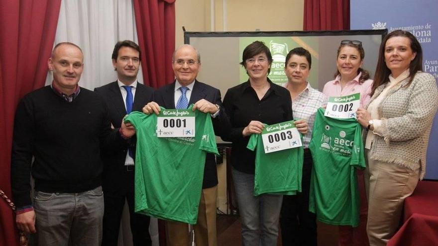 La concejala delegada, Edurne Eguino, y el presidente de la AECC en Navarra, Francisco Arasanz, presentan la III Marcha contra el Cáncer.