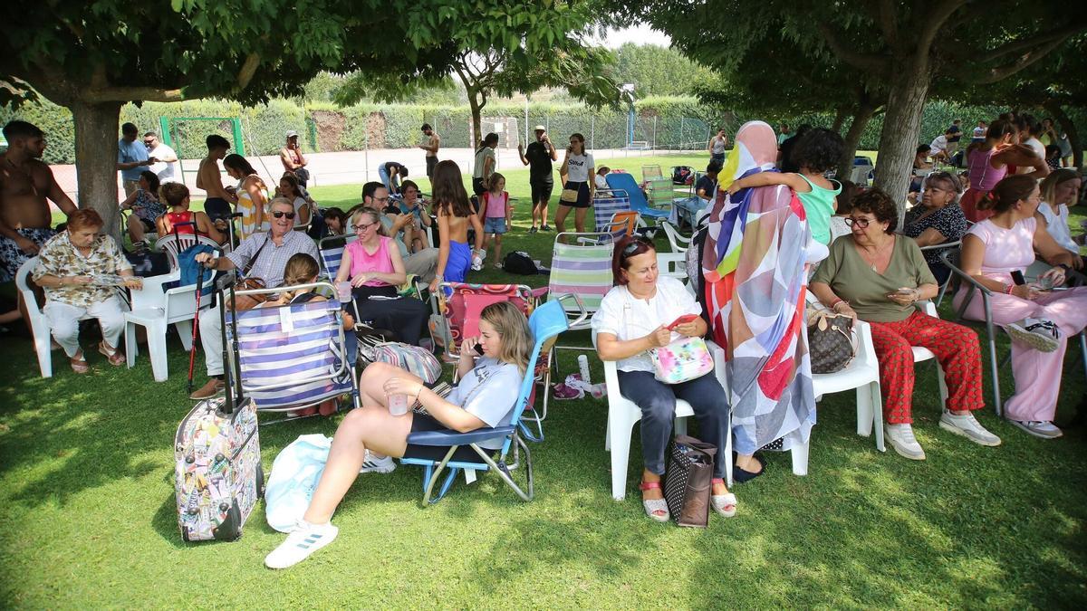 Los pasajeros del tren averiado han podido recuperarse del calor en las piscinas de Pueyo.