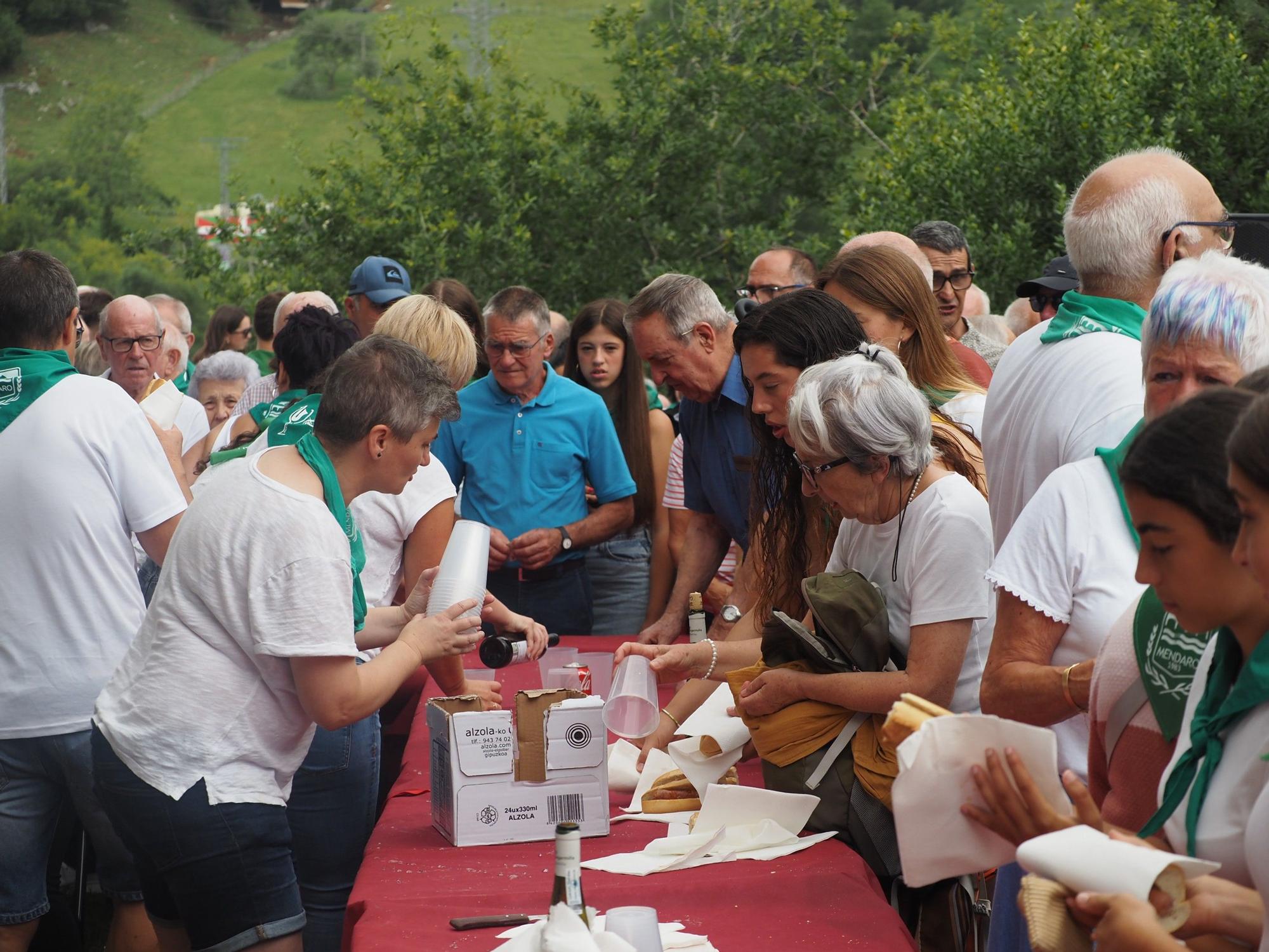 Fiesta en verde y blanco en la ermita de Santa Ana de Mendaro