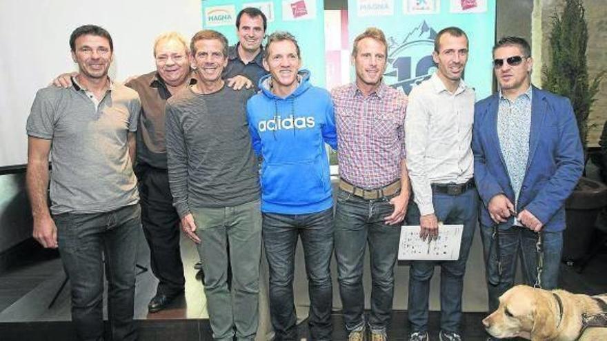 Ángel Lecumberri, exfutbolista de Osasuna; Mauricio Blanco, organizador de la prueba; Peio-Ruiz Cabestany, exciclista, Ruben Goñi, director del Instituto Navarro de Juventud y Deporte; los exfutbolistas Jon Andoni Goikoetxea, Íñigo Larráinzar y Patxi Puña