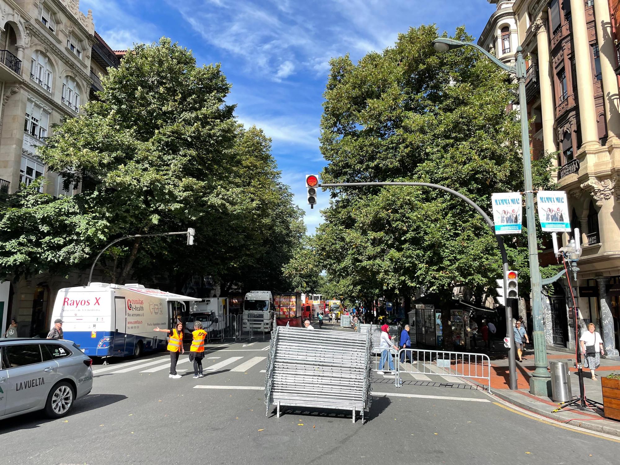 La Vuelta llega a Bizkaia: las imágenes del montaje en Bilbao